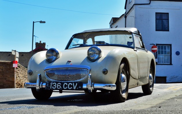 Imagem de um modelo Austin Healey Sprite, semelhante ao comprado pelo bebê de 14 meses usando o telefone do pai