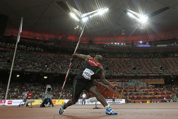 O arremesso de Yego em Pequim (Adrian Dennis/AFP)